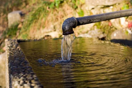 the long metal tap with running water