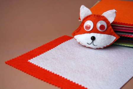 A children's toy made of felt. A fox made of fabric. Creativity with children. DIY projects with your own hands. Crafts.の写真素材
