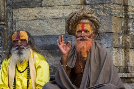 KATHMANDU, NEPAL - NOVEMBER 03: Holy Sadhu men with traditional painted face, blessing in Pashupatinath Temple. November 03, 2014 in Nepal, Kathmandu.のeditorial素材