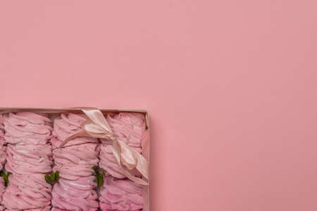 box with marshmallows. pink background. place for text. pink marshmallowsの写真素材