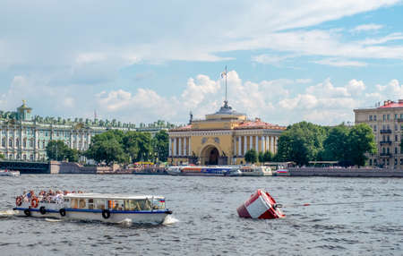 St. Petersburg, Russia. - July 18, 2020. View of the historic buildings of the Winter Palace and the Admiralty through the neva River with pleasure boats. Travel, tourism, summer vacation.のeditorial素材