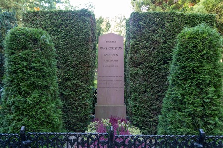 Copenhagen, Denmark - October 04, 2016: The grave of famous danish writer Hans Christian Andersenのeditorial素材