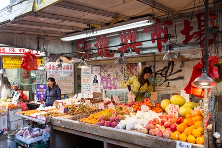 New York, United States of America - November 11, 2016: Market seller in Chinatown district in Manhattanのeditorial素材