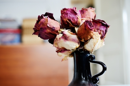 bouquet of dried roses in ceramic vaseの写真素材