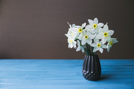 Narcissus in vase on an old backgroundの写真素材