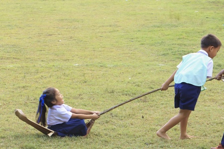 SURAT THANI, THAILAND - AUGUST 07, 2012 : Unidentified Thai athlete drawing betel palm Thaifolksport during celebrated Prince Rapee Day at Chiya Provincial Court on August 07, 2012 in Surat Thani, Thailand.のeditorial素材