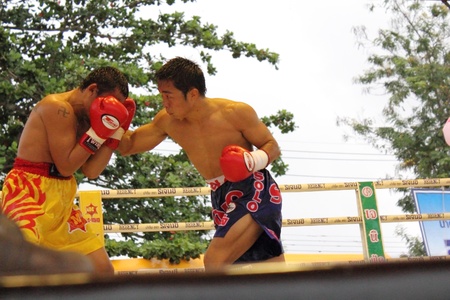 SURAT THANI, THAILAND  DECEMBER 14 : Ratchasak Sitmoaseng and Shucheelhong fight boxing on December 14, 2012 in Surat Thani, Thailand.のeditorial素材