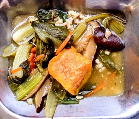 Boiled vegetables on metal plateの素材