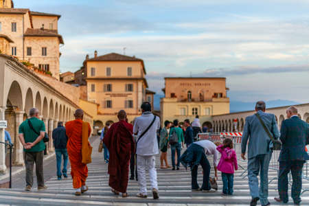 People of different geographical origin and religious faith walk on the square of the Basilica of San Francesco, Assisi, Italyのeditorial素材