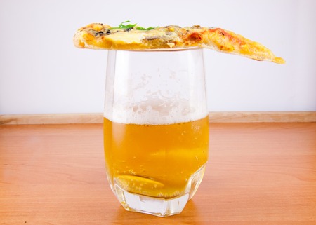 piece of pizza on the beer mugの写真素材