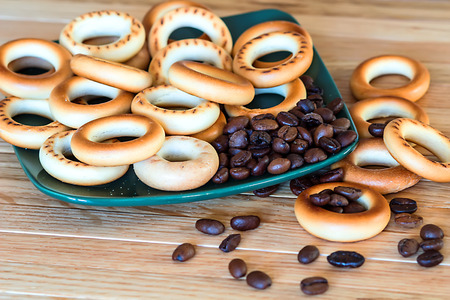 ruddy bagels and coffee beans on a plateの写真素材