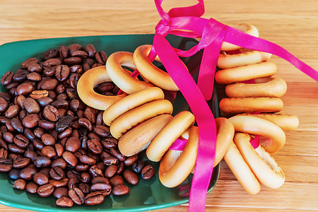 ruddy bagels and coffee beans on a plateの写真素材