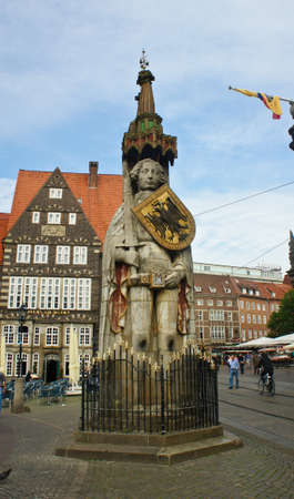 Bremen, Germany - Sculpture of the Bremen Roland on the main market square in the city center, medieval statue with sword and shield, ancient monument, sunny day, Marktplatzのeditorial素材