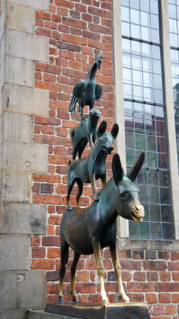 View of bronze statue of the Town Musicians of Bremen in old city centre, beautiful houses on the background, Bremenのeditorial素材