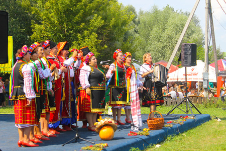 Velyki Sorochyntsi -August 20, 2016: National musical group acts on Sorochintsy Fair in Velyki Sorochyntsi, Ukraineのeditorial素材