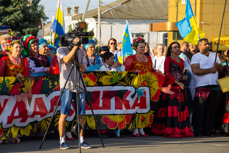 Genichesk, Ukraine - August 26, 2017: Video camera operator working with his professional equipment at Festival of National Cultures Tavriyska rodyna (Tavria Family)のeditorial素材