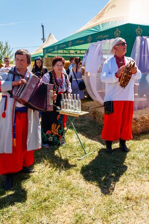 Dnipropetrovsk region, Ukraine - June 2, 2018: Folk musicians in traditional ukrainian clothing performs during ethno-rock festival Kozak Festのeditorial素材
