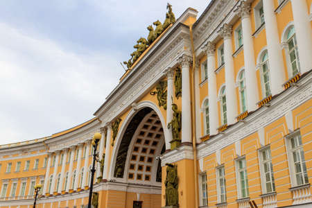 Triumphal arch of the General Staff Building on Palace Square in St. Petersburg, Russiaのeditorial素材