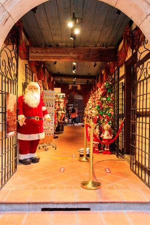 Figure of Santa Claus at the entrance to the Christmas storeの写真素材