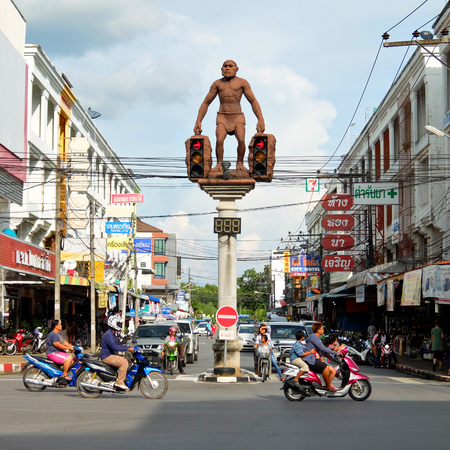 29 November, 2014: Street art, Statue of Neanderthal man, unusual traffic lights in Krabi town, Thailandのeditorial素材