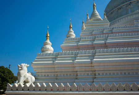 Detail of white Pahtodawgyi pagoda. Amarapura; Mandalay; Myanmarの素材 [FY310205545795]