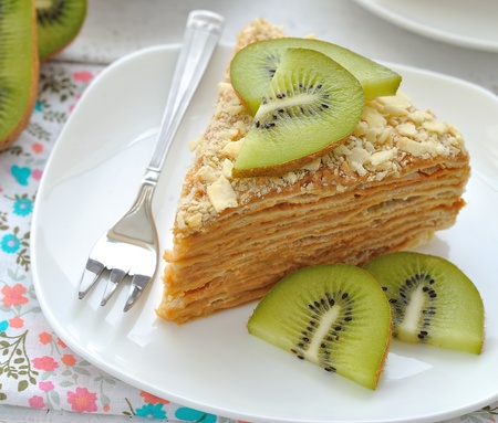 Layered cake with slices of kiwi fruitの写真素材
