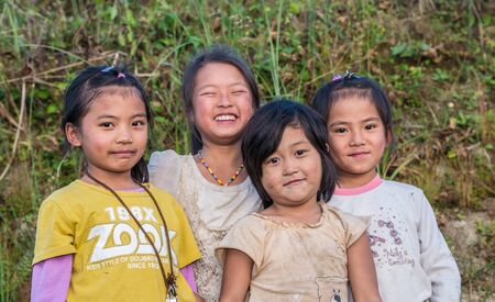 YUANYANG, YUNNAN, CHINA - NOVEMBER 04 2013: Happy Chinese girls in the village of Yunnan Provinceのeditorial素材