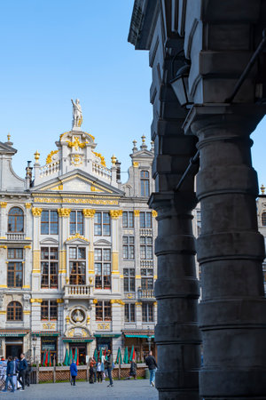 Grand Place - view from the street Rue charles Buls of one of the restaurant   La Chaloupe d'Or.のeditorial素材