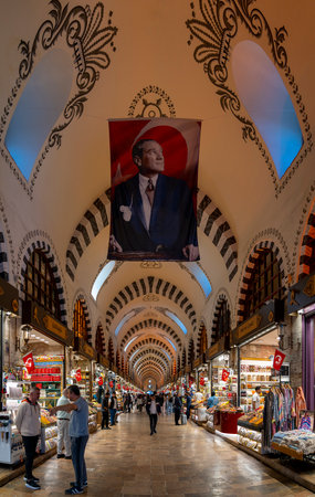 Ataturk poster hangingIstanbul âs Egyptian Spice Bazaar.のeditorial素材