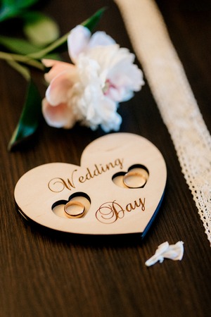 wedding rings with a wedding decorの写真素材