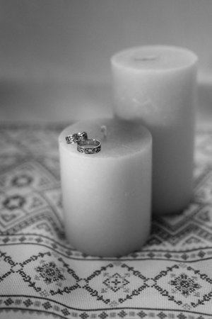 wedding rings with wedding decor of dried flowersの写真素材