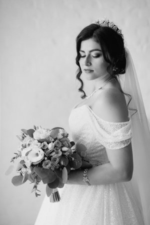 black-haired bride girl getting ready for groom with bathの写真素材