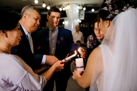 transfer of wedding fire with the help of candles from mothers to the newlyweds