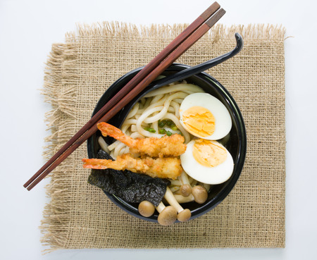 japanese white udon noodle in black bowlの写真素材