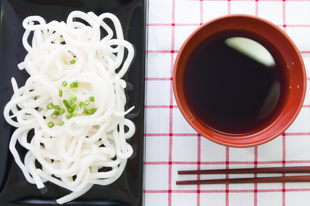 japanese white udon noodle in black bowlの写真素材