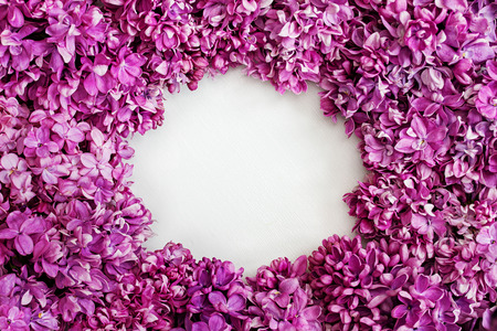 Spring frame with flowers of lilac. Frame of beautiful flowers lilac. Lilacs on a white wooden surface. With copy-space.の写真素材