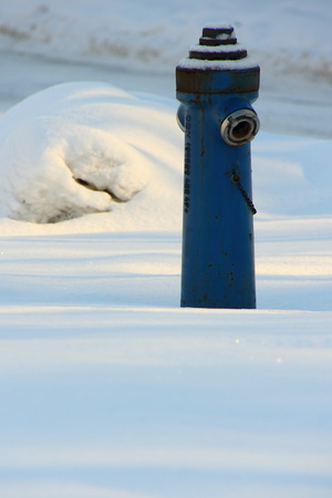 Single blue hydrant installation in the snowの写真素材