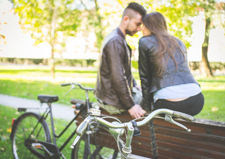 couple il love on a benchの写真素材