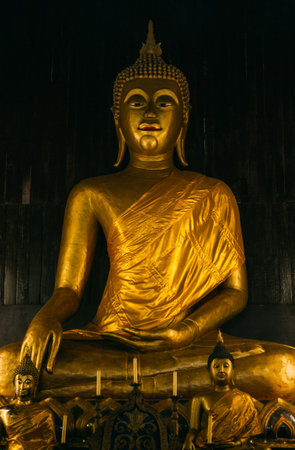 Wat chedi luang, monks praying inside a templeのeditorial素材