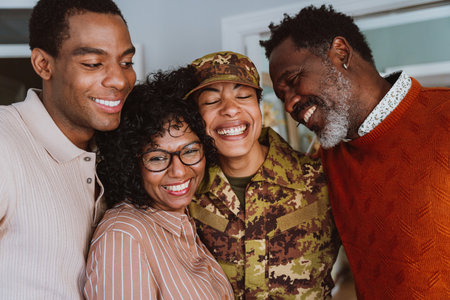 Us Veteran woman homecoming. Young woman coming back to her family from military service for holidays. Female soldier going back home to spend time with relatives.の写真素材