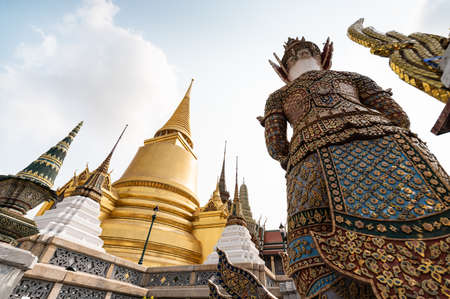 Wide angle view behind a giant sculpture of the most famous travelling destination Wat Prakaew Thailandのeditorial素材