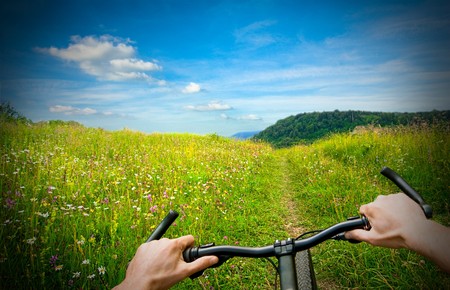 biking in background of cloudy sky and grass
の写真素材