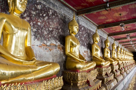 Sort golden buddha statue have the ancient brick walls painted in the backgroundのeditorial素材