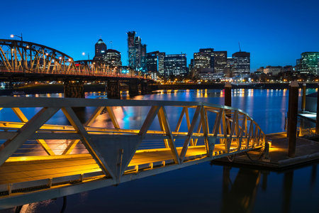 4K Image: Dusk in Portland, Oregon USA, Scenic View from the Willamette Riverの写真素材