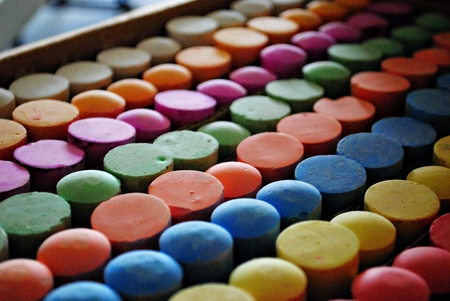 Chalk of a variety of colors arranged neatly by rows in a boxの写真素材