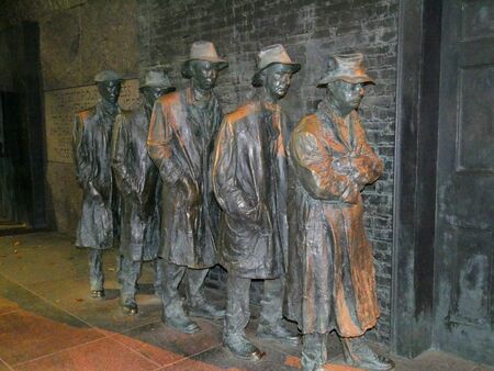 Washington, D.C., USA-September 2017: Sculptures at the Franklin Delano Roosevelt Memorial depicting the breadline during the Great Depression, Washington, District of Columbia.のeditorial素材
