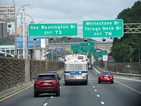 New York, USA- September 2017: Directional signs on the road with exits to George Washington Bridge and Whitestone Bridge in New York City.のeditorial素材