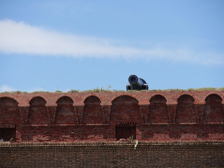 Wide shot of a cannon installed on top of Fort Jefferson at the Dry Tortugas National Park, Florida.のeditorial素材