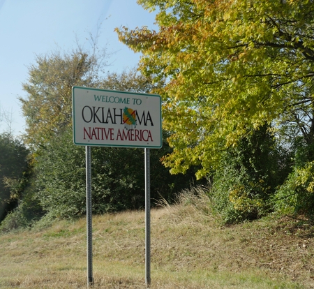 Roadside welcome sign to Oklahoma at the border past Arkansas near Moffett.のeditorial素材