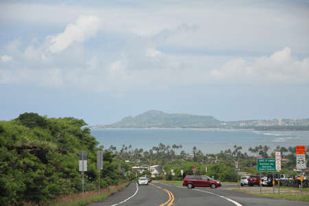 Honolulu, Hawaii-September 2015: Roadside signs with cars stopping at an overlook at lthe Kalanianaole Highway, Honolulu.のeditorial素材